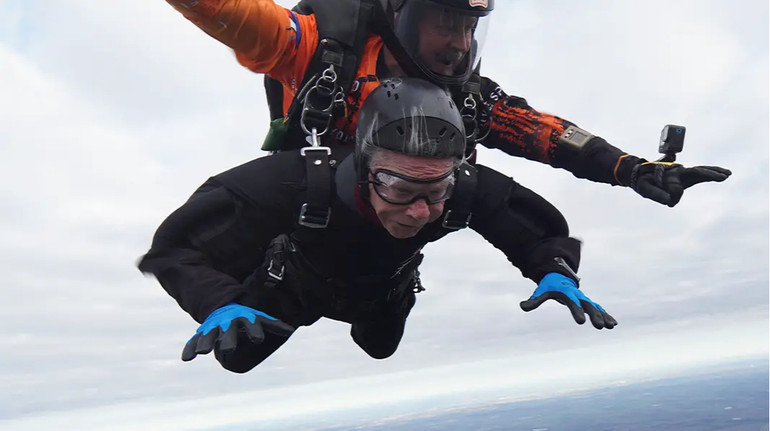 У США 106-річний чоловік стрибнув з парашутом і побив світовий рекорд