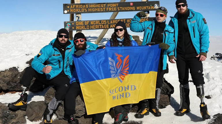 Четверо ветеранів на протезах і їхня посестра підкорили найвищу гору Африки Кіліманджаро