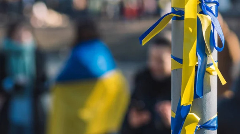 Била і показувала середній палець: в Ірпені жінка глумилася над портретами загиблих військових