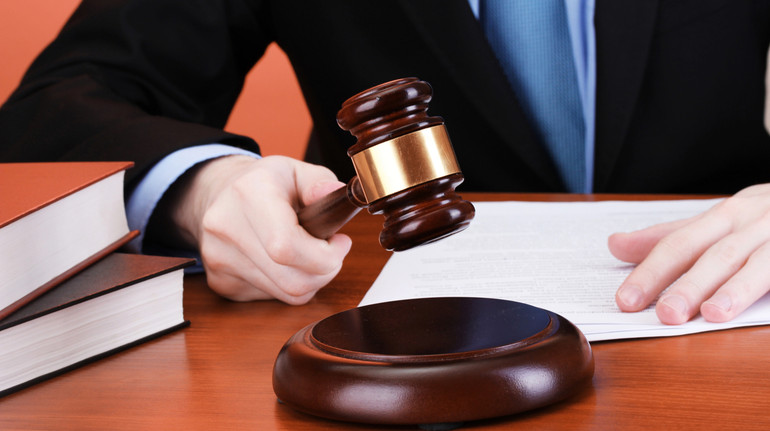 На Закарпатті судили чоловіка, який побив підлітка за прослуховування російської музики