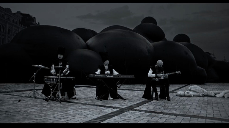 Етногурт ДахаБраха заспівав колискову для викрадених Росією українських дітей під Black Cloud