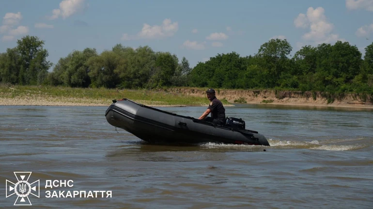 Шукали понад дві доби: на Закарпатті рятувальники витягли з річки тіло 10-річного хлопчика