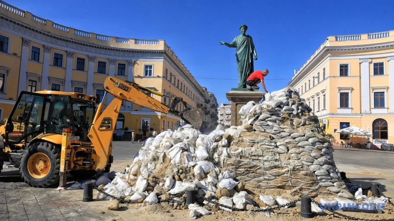 В Одесі розконсервували пам’ятник Дюку: монумент покрився корозією