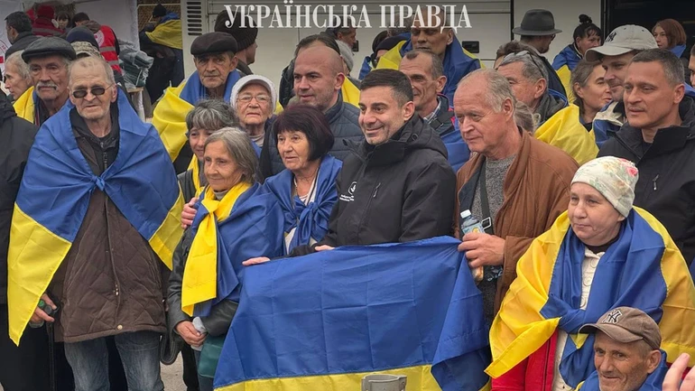 Співали в автобусі гімн України: що відомо про людей, яких вдалося евакуювати з Олешків