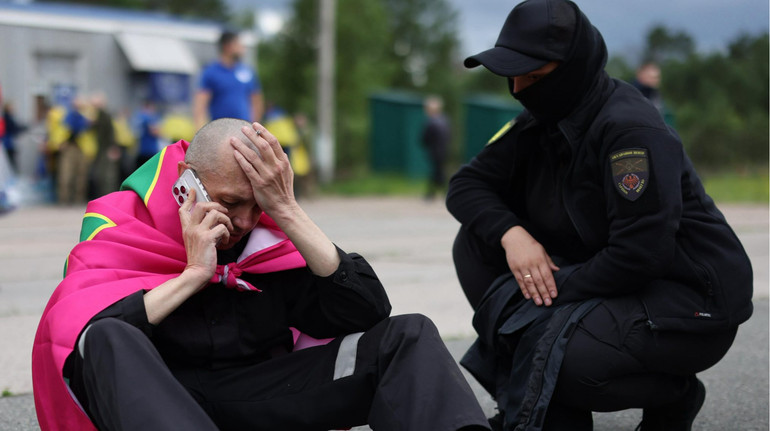 Все пережили: прикордонник одягнув шкарпетки ДПСУ, які зберіг у російському полоні