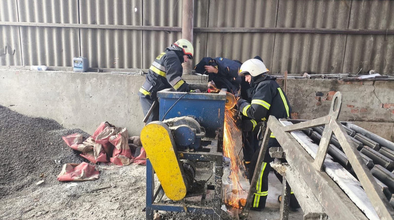 На Харківщині 16-річний хлопець загинув через бетонозмішувач на підпільному виробництві