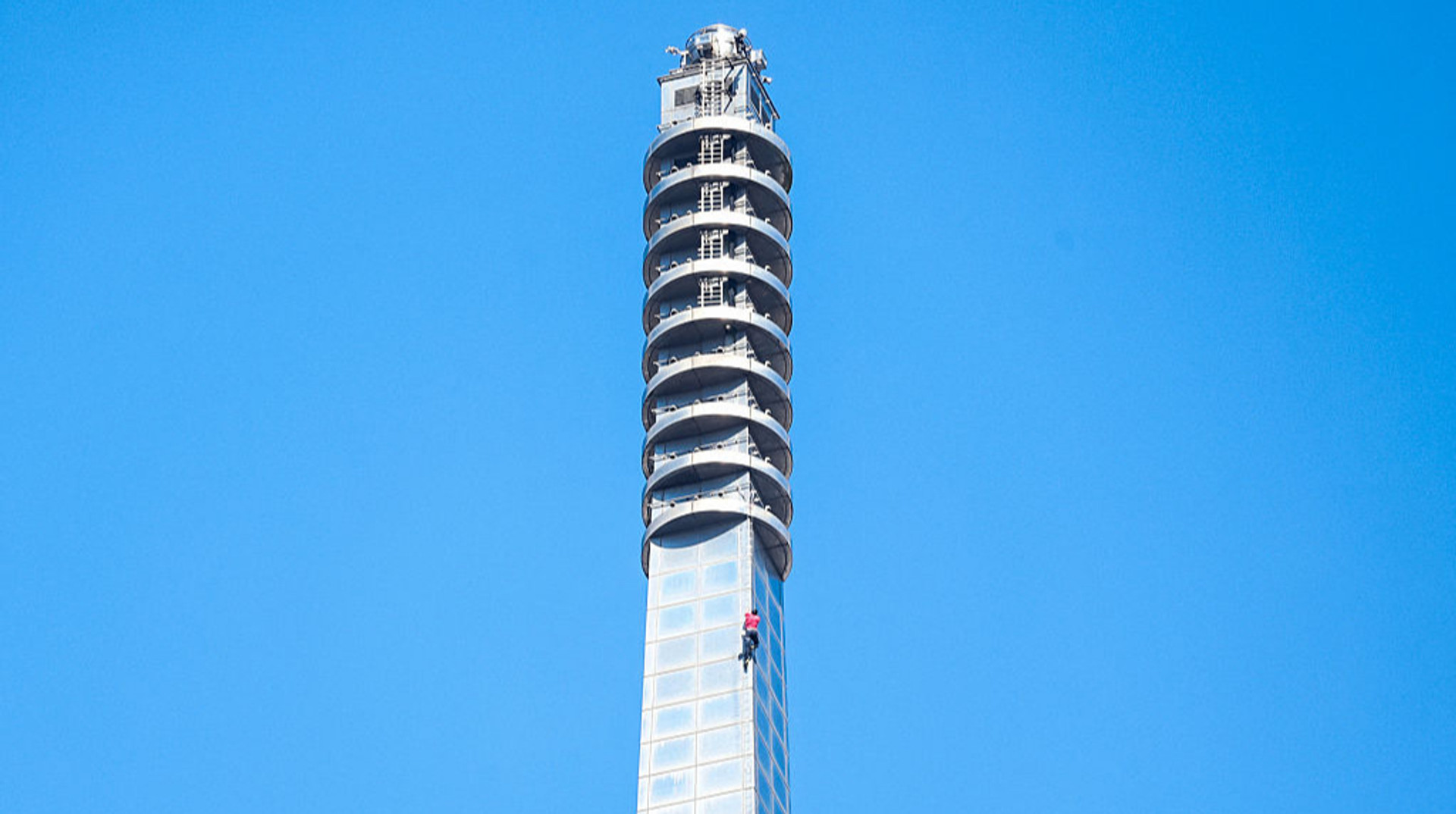 У Тайбеї американець піднявся на хмарочос без страховки