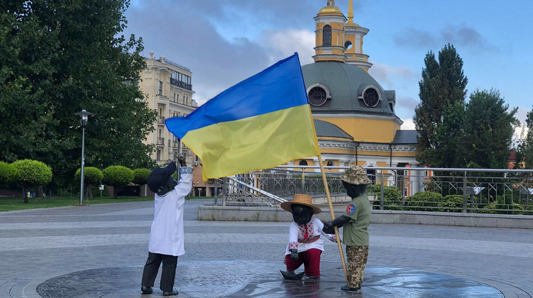 У вишиванках і військовій формі: у Києві до Дня Незалежності переодягли скульптури малюків-засновників