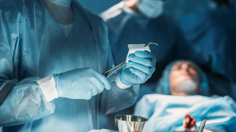 У Сумах лікарка отримала підозру через смерть пацієнтки після операції