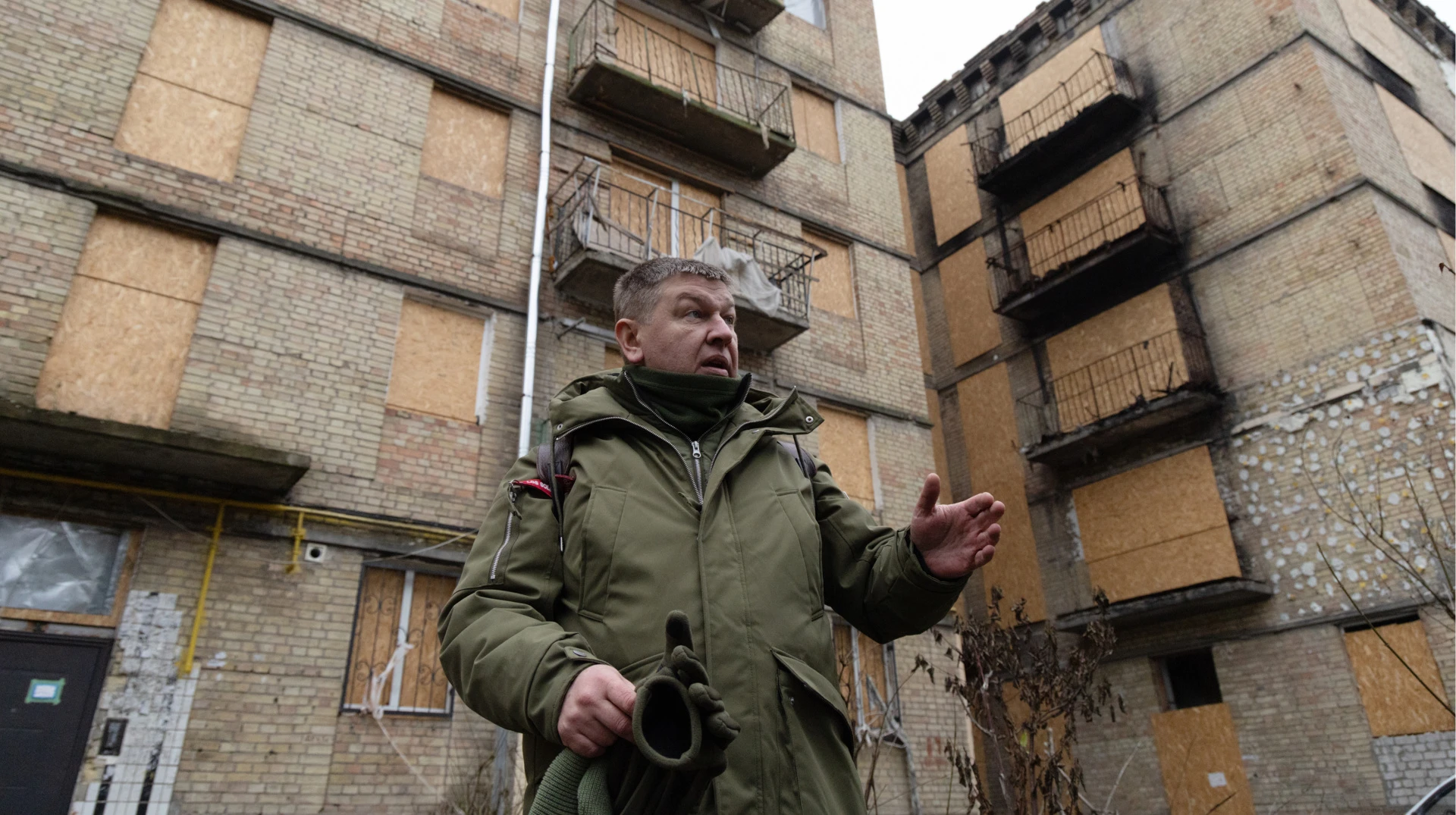Ми розуміємо, що наступний Новий рік зустрінемо не вдома. Як у Києві (не) відновлюють будинки після російських атак