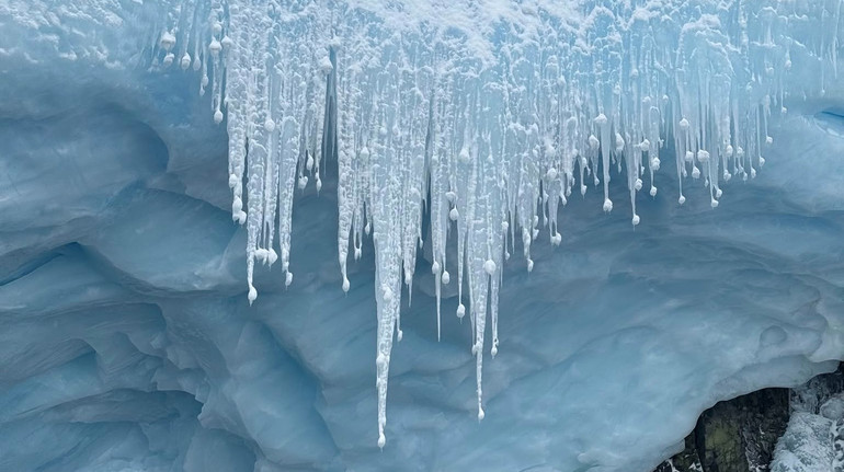 Крижане намисто: українські полярники сфотографували бурульки незвичної форми