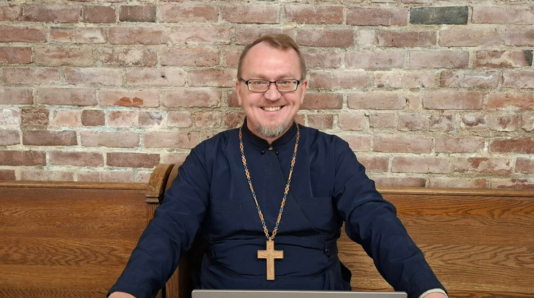 Священник, на якого скаржилися українські біженці у Фінляндії, відреагував на критику