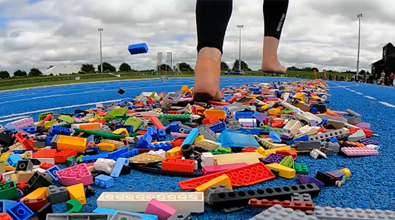 Нігті довжиною з жирафа і зачіска, вища за будинок: 5 рекордів 2025-го, які вас вразять