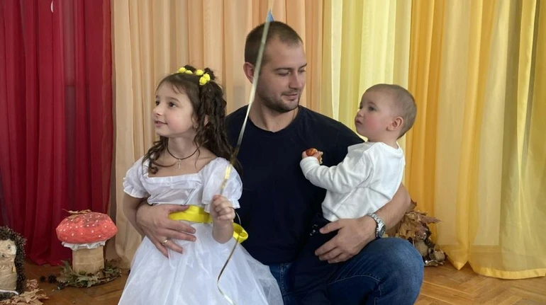 Дружина розповіла про стан рятувальника, який потрапив під обстріл у Києві та був у реанімації