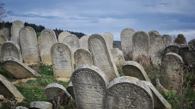 Знімки єврейського кладовища на Прикарпатті перемогли на конкурсі від Вікіпедії: їхній автор – боєць ЗСУ