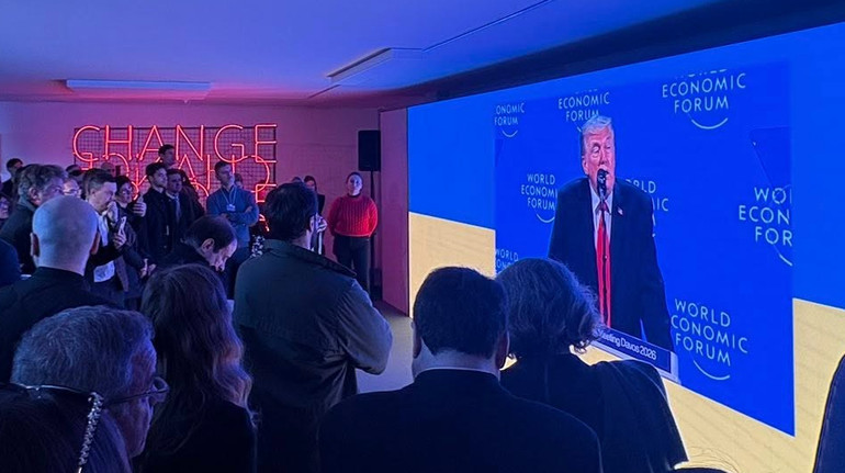 Українські художники показали атаку російських дронів на Європу під час Всесвітнього економічного форуму