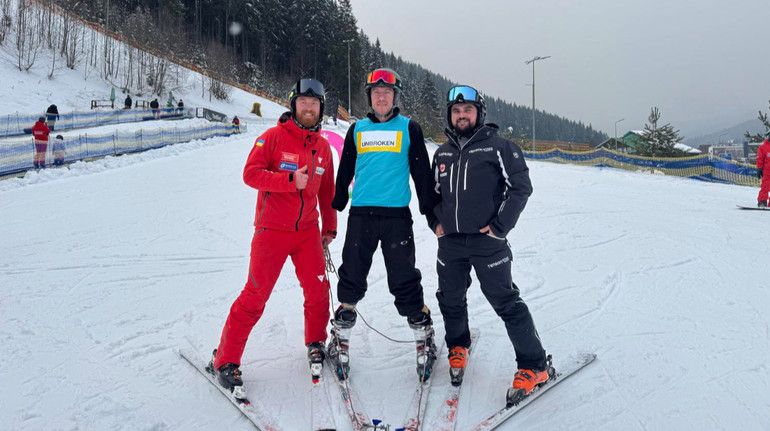 Втратив усі кінцівки, але не мрію: ветеран зі Львівщини з чотирма протезами вперше став на лижі