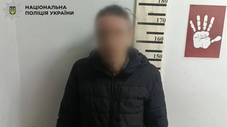 Заманював цукерками й телефоном: у Києві чоловіка затримали за розбещення третьокласниці