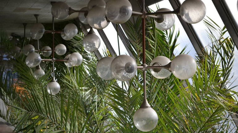 В одному з корпусів Київської політехніки викинули автентичні люстри-молекули