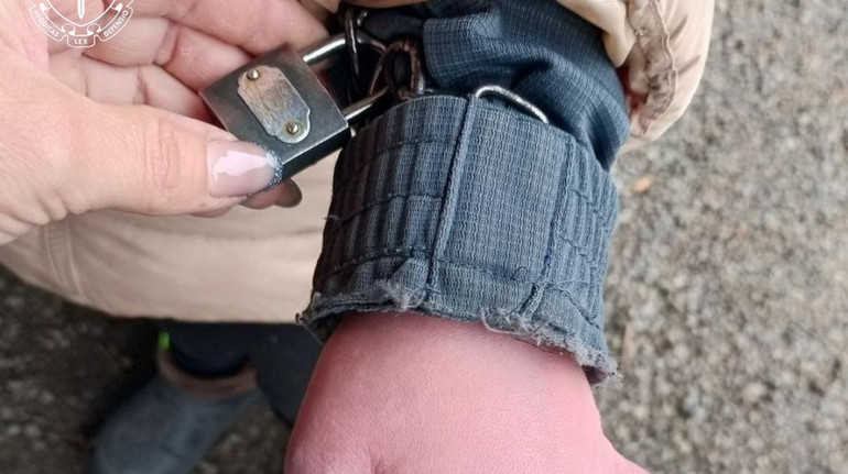 На Кіровоградщині мати тримала в кайданках доньку з інвалідністю: їй оголосили підозру
