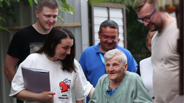 98-річній бабусі, яка самотужки вийшла з окупації, придбали новий будинок
