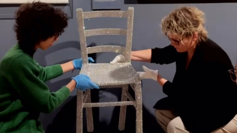 In Italy, the tourist broke the exhibit – « Van Gogh’s chair »