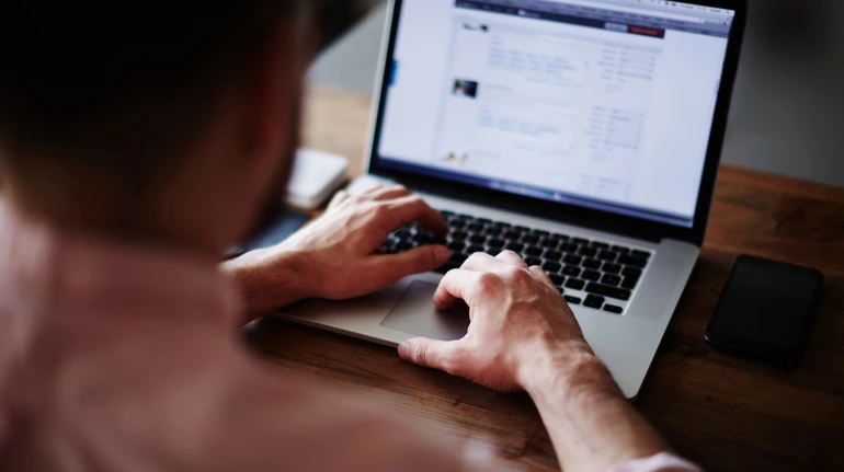 Автозаповнення тексту від ШІ може змінювати погляди людини – вчені