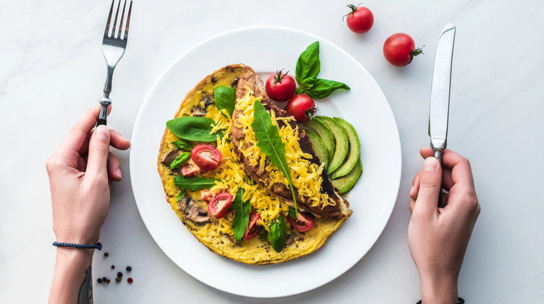 Відкладаєте вечерю до останнього? Вчені розповіли, коли найкращий час для останнього прийому їжі