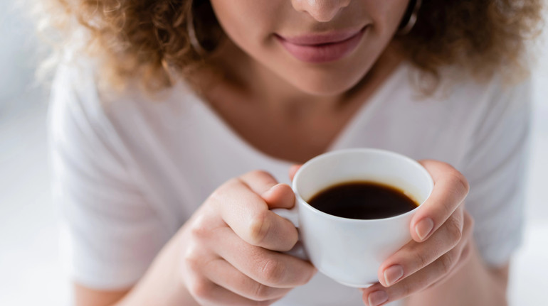 Ранкова кава значно покращує настрій людей, які регулярно вживають кофеїн – вчені