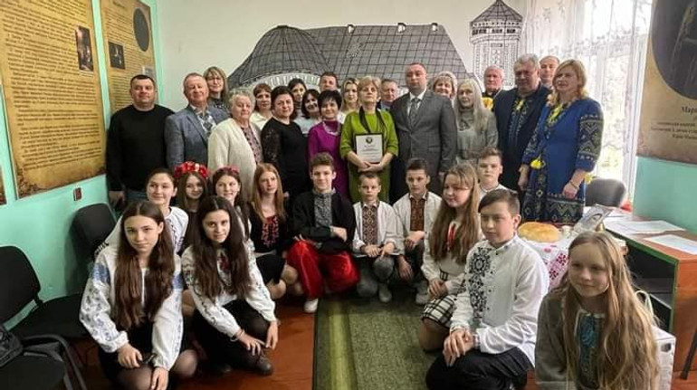 Школа на Львівщині потрапила у скандал через портрет московської цариці на виставці