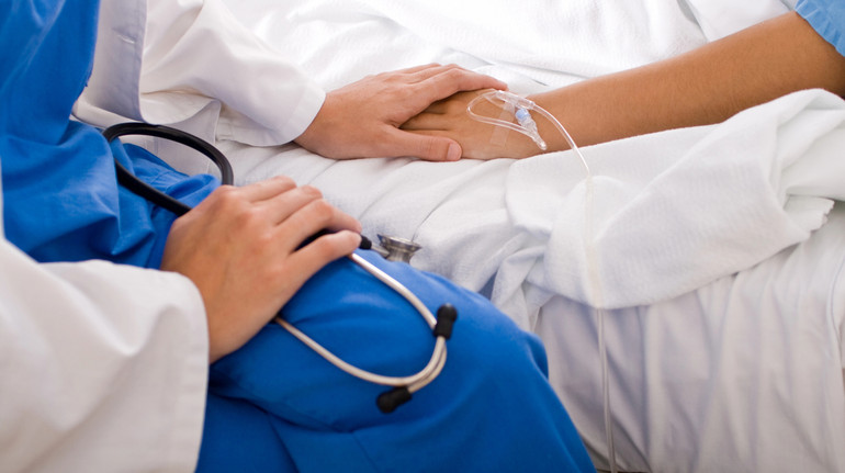 У Дніпрі 9-річна дівчинка, на яку впав стілець із фотозони, вийшла з коми