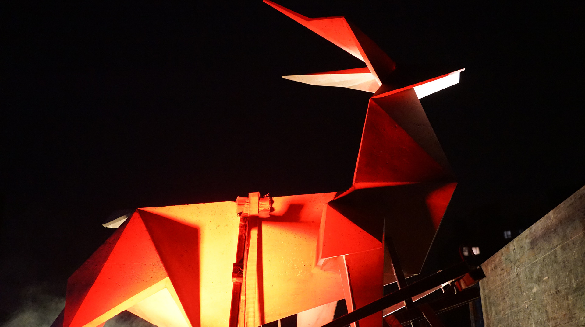 Бетонний Олень з Покровська на техно-вечірці. У Києві презентували артоб’єкт Кадирової, який поїде на Венеційську бієнале