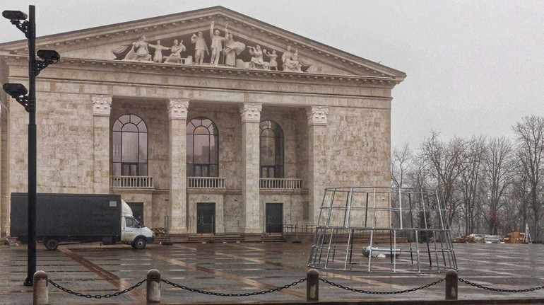 На місці масової загибелі людей: в окупованому Маріуполі розпочали встановлювати головну ялинку міста