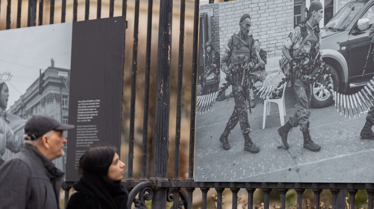 Виставку фотографа Олександра Глядєлова розмістили на огорожі МЗС Франції в Парижі