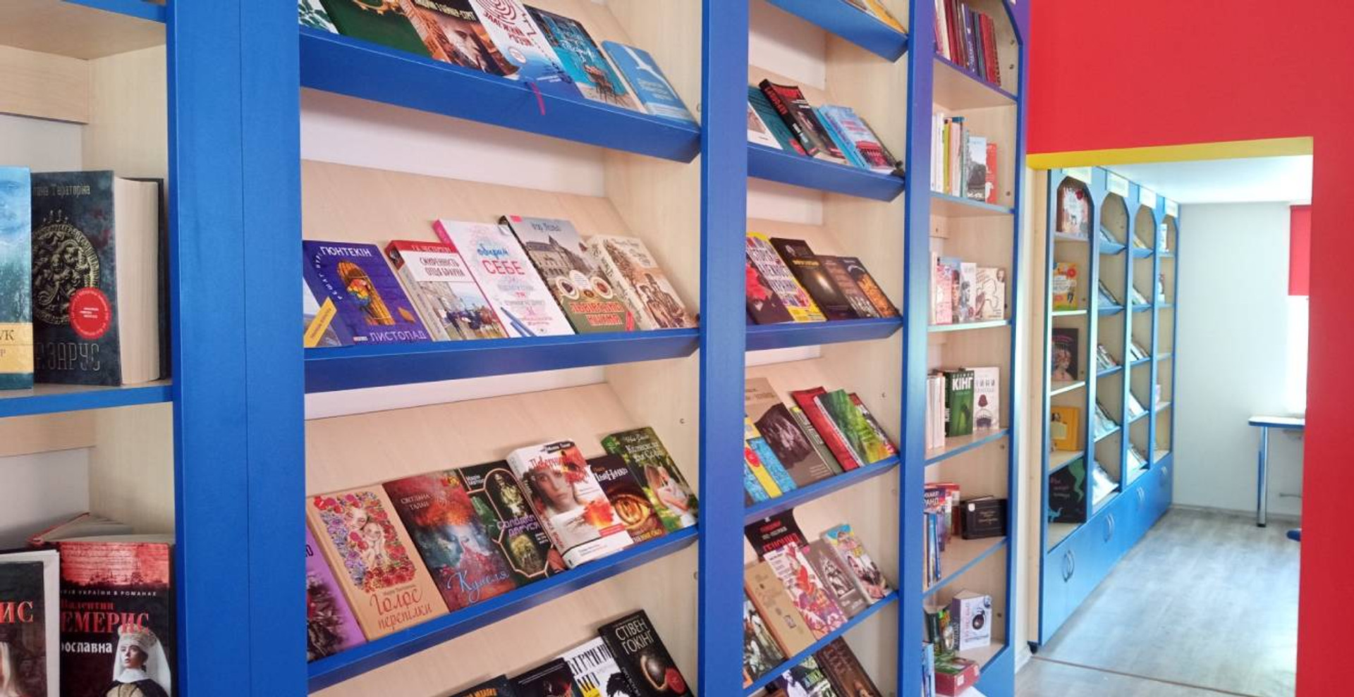 Наші читачі вже всі книжки перечитали: як живе відновлена сільська бібліотека за 15 км від російського кордону