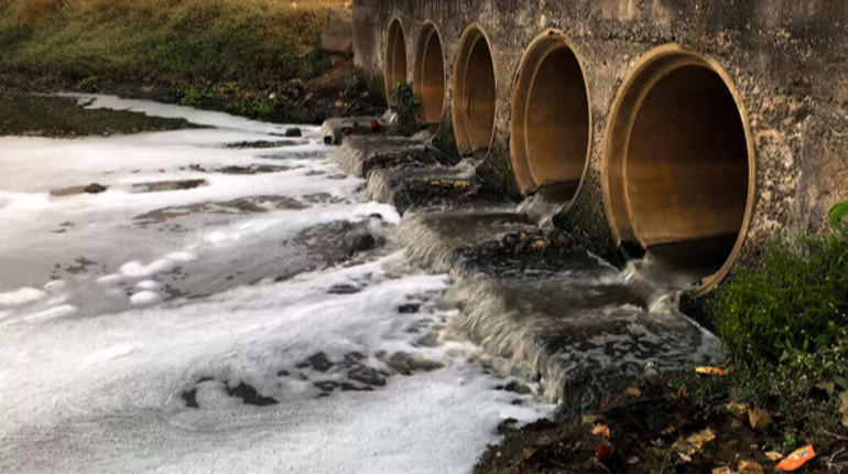 У найчистішому місті Індії через забруднену стоками воду загинуло понад 10 людей, зокрема немовля