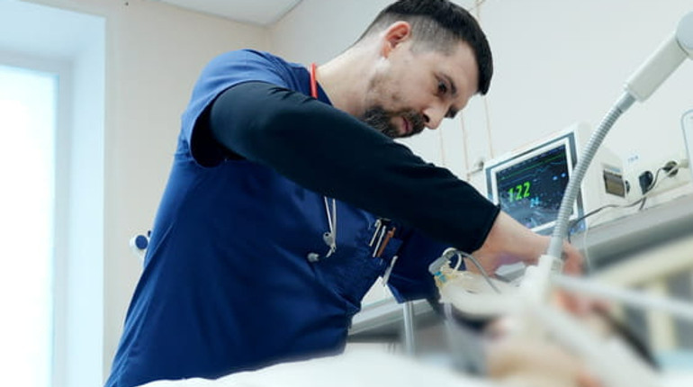 Катався на санчатах і потрапив під обстріл: на Харківщині медики рятують життя 11-річного хлопчика