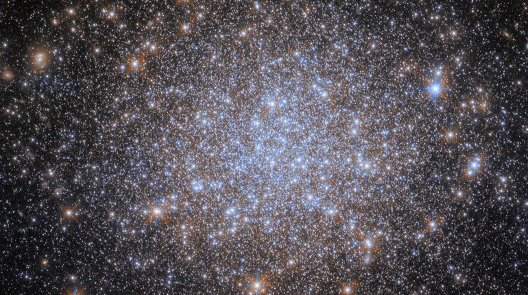 Телескоп Хаббл зазнімкував кулясте зоряне скупчення у галактиці-супутнику Чумацького Шляху