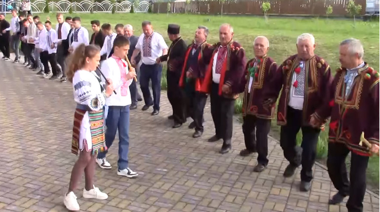 На Прикарпатті 225 чоловіків півтори години танцювали сербен і встановили рекорд України