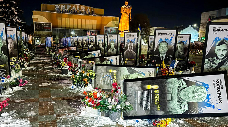 У Рівному жінка пошкодила портрети полеглих воїнів на площі: сказала, що ті її дратують