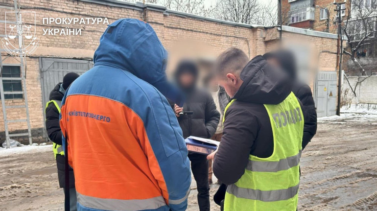 У Києві затримали посадовця Київтеплоенерго через падіння 16-річної дівчини в яму з окропом