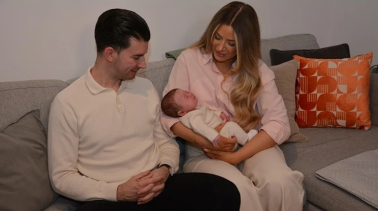 Це було диво: у Британії жінка, якій пересадили матку від мертвої донорки, народила сина