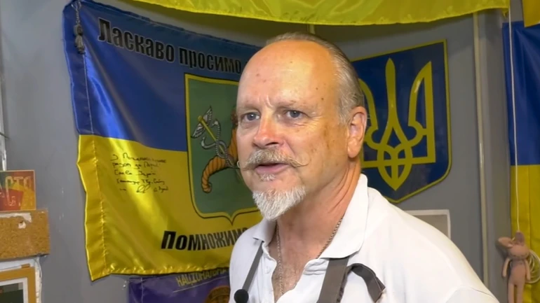Змінив кабінет юриста на кухню: у Харкові волонтерить американець, чий син загинув за Україну