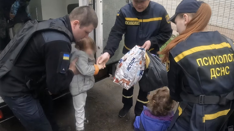 Із Сумщини евакуювали 10 дітей, матері яких постраждали через удар РФ по евакуаційному автобусу