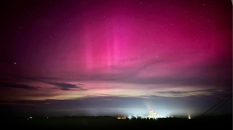 Багряне, фіолетове й червоне небо: в Україні спостерігали за рідкісним полярним сяйвом