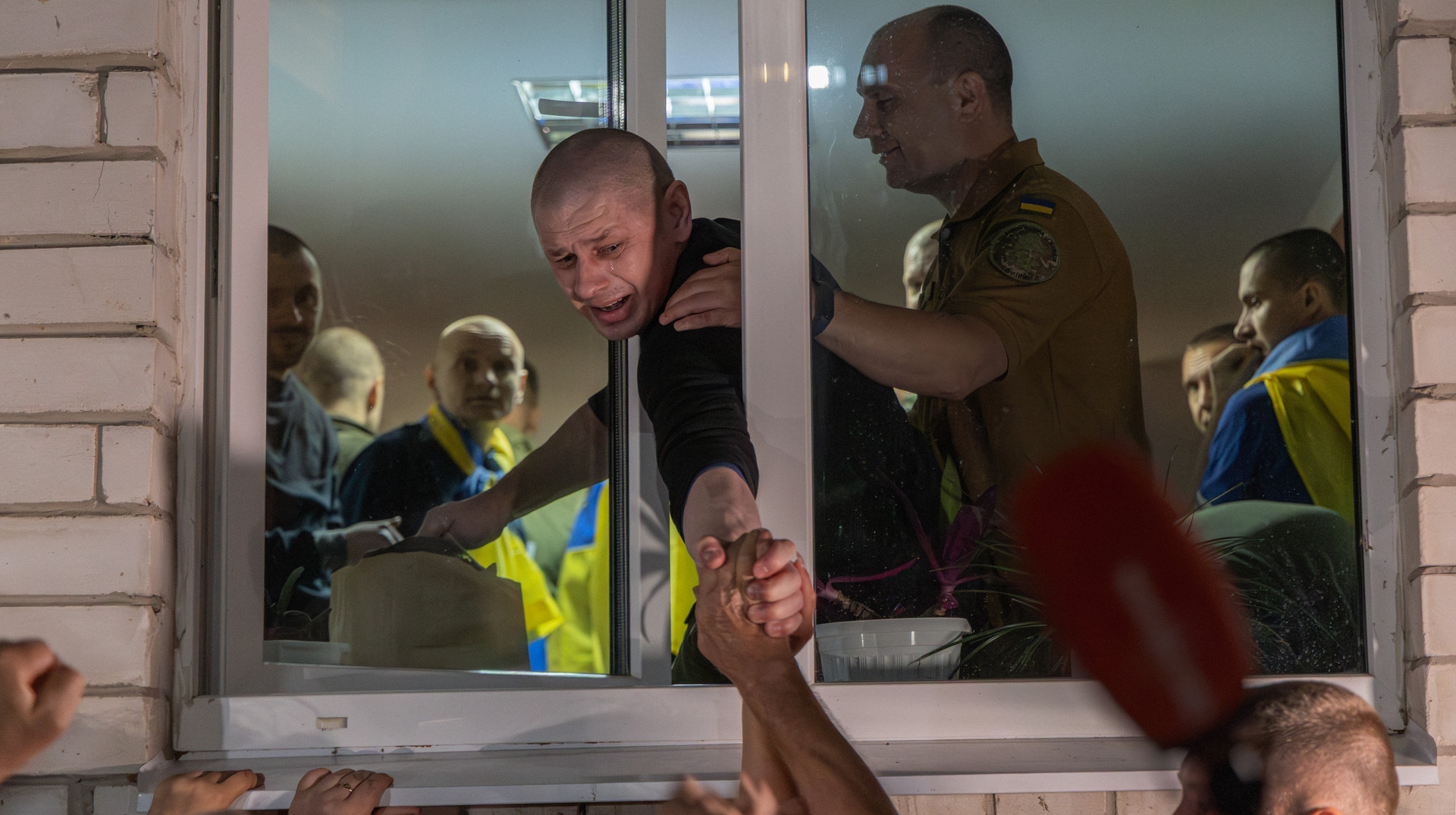 Боже, у мене так серце калатає. Репортаж з останнього обміну полоненими