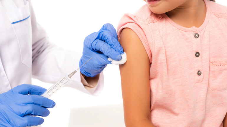 Чи можуть невакцинованих дітей не допустити до навчання в школах: пояснили в МОЗ