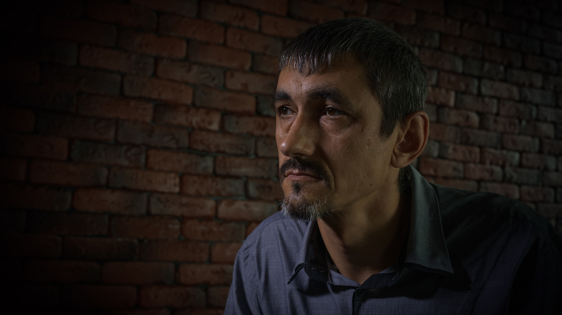 Тортури називає спектром процедур, тюрму – санаторієм. Історія херсонця, який створив першу чоловічу мережу випускників катівень