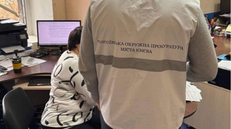 У Києві судитимуть посадовицю, яка розтратила на закупівлі ноутбуків для шкіл 600 тисяч гривень