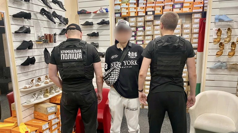 Поповнював Roblox: на Київщині затримали чоловіка, який просив у дітей інтимні фото в обмін на гроші